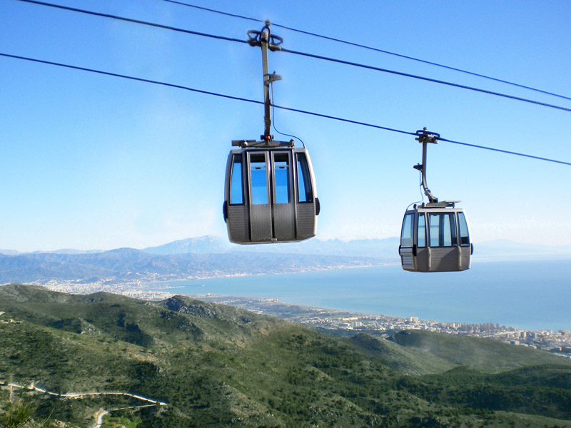 Cabinas de Teleférico Benalmádena subiendo a la montaña